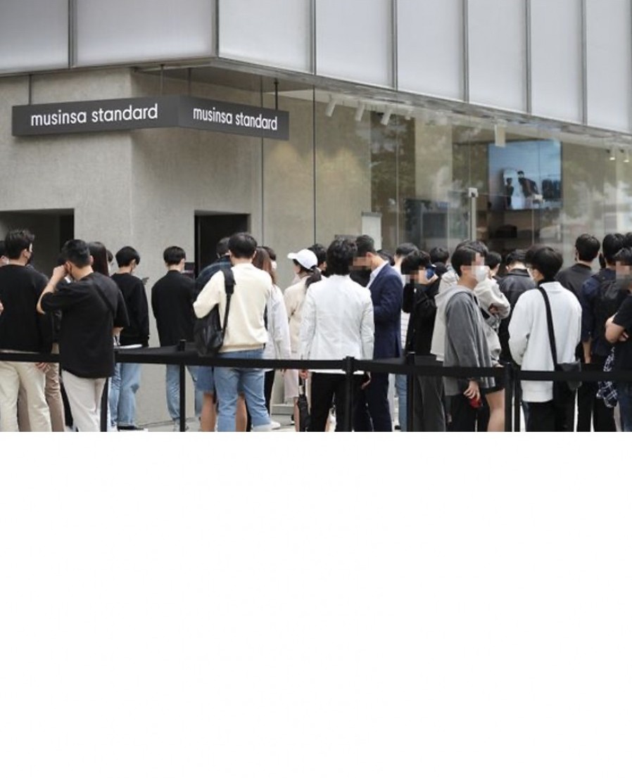 [무신사] 중년 옷 시장 진출... 4050 여성 고객 잡는다
